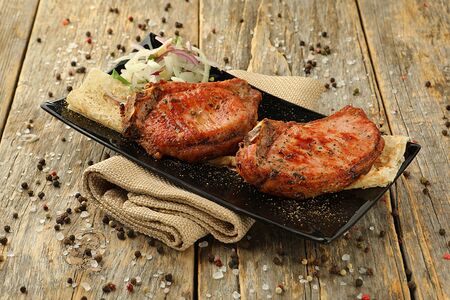 Шашлык из cвинoй корейки на мангале