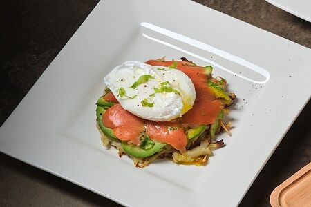 Бенедикт на дранике с семгой