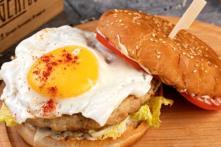 Бургер с яйцом