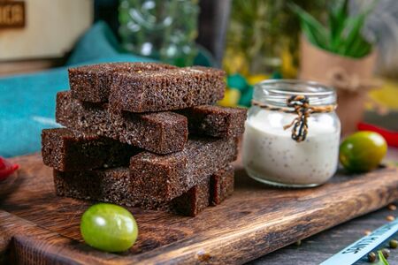 Чесночные гренки с сырным соусом