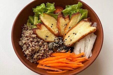 Боул с авокадо и халуми