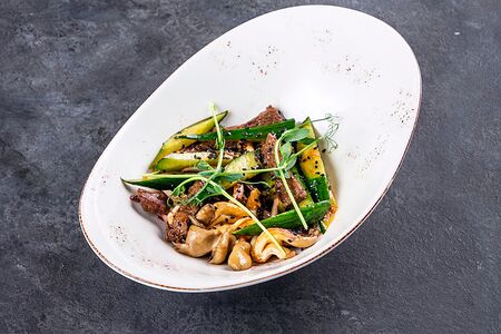 Азиатский салат с битыми огурцами и говядиной