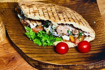 Шаурма на углях с курицей в лепешке
