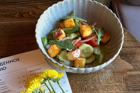 Салат из овощей с жареным халлуми