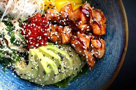 Поке с форелью в терияки соусе и манго