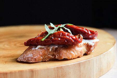 Тапас с вялеными томатами и кедровыми орешками