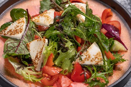 Салат из овощей с сыром