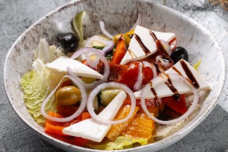 Греческий салат с вялеными томатами