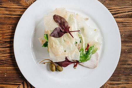 Салат с запечённой индейкой, вялеными томатами и редькой с соусом из тунца и фило-чипсами