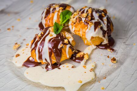 Профитроли с шоколадным и ванильным соусом