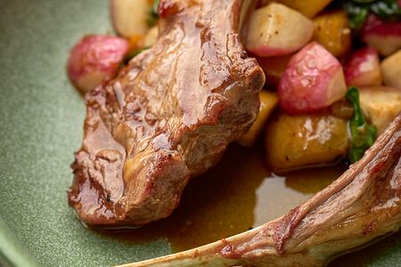 Каре ягненка с овощами