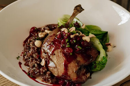 Утиная ножка конфи с красным рисом, пак-чой и фундуком