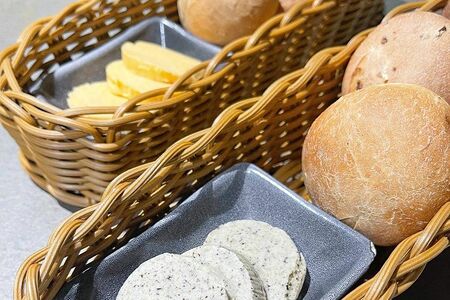 Ассорти булочек с маслом из пармезана