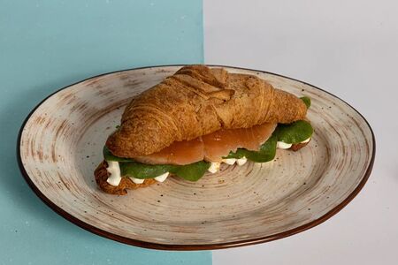 Круассан с лососем