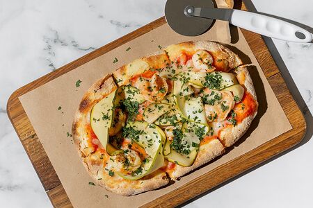 Пицца с креветками и цукини