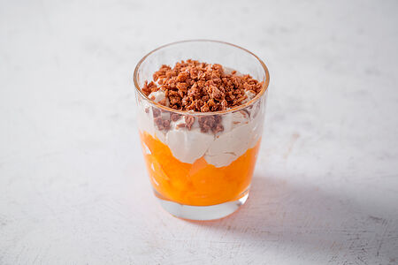 Хурма с кофейным кремом и хрустящим пралине