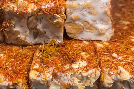 Лукум молочный с арахисом и посыпкой шафран