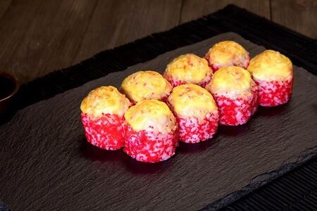 Запеченный ролл с кальмаром