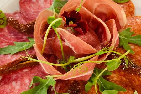 Мясные деликатесы