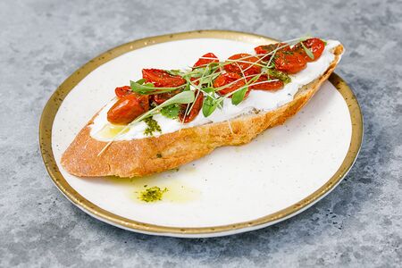 Тапас с сыром и вялеными томатами