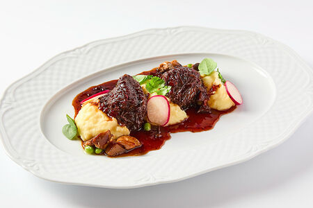 Говяжьи щечки с картофельным пюре и белыми грибами