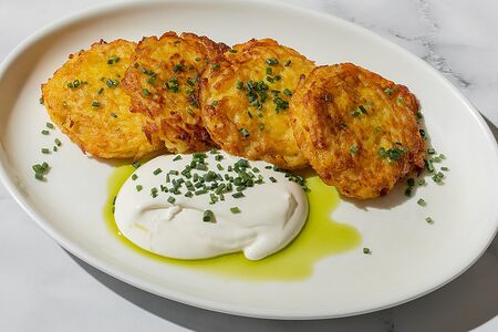 Картофельные драники со сметаной