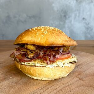 Бургер с куриной котлетой и луковыми кольцами