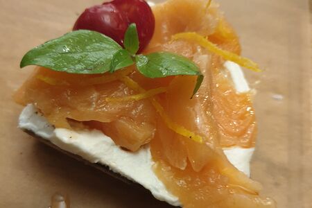 Брускетта с лососем
