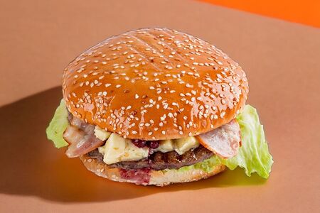 Бургер с голубым сыром и брусникой