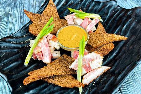 Два вида сала с горчицей