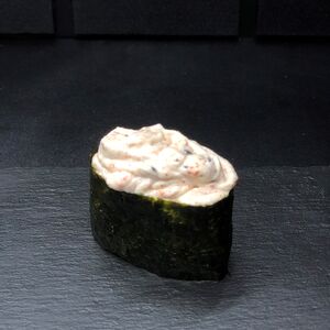 Гункан с креветками в соусе спайси