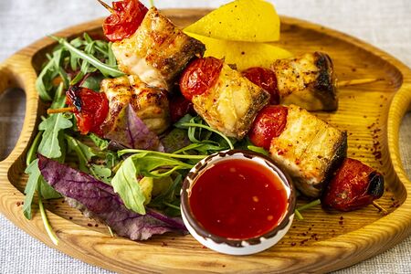 Осетрина на шпажках с помидорами черри