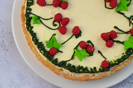 Тарт с малиной и белым шоколадом