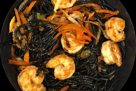 Спагетти с чернилами каракатицы и креветками