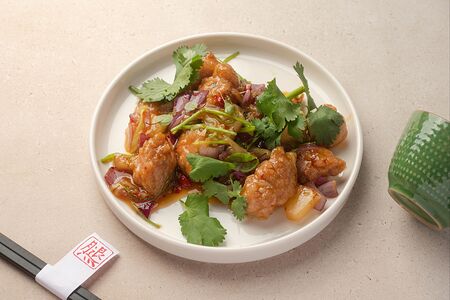 Телячий зоб с ананасом, соусом свит чили и ягодами годжи