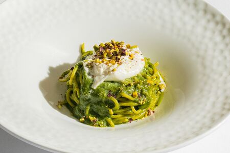 Спагетти с песто и бурратой