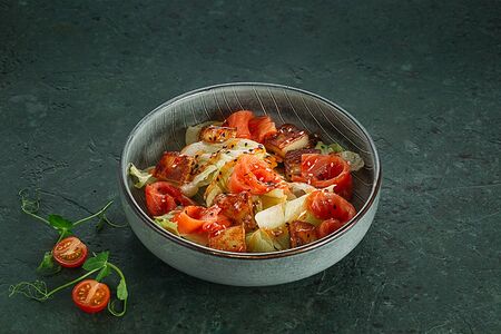 Салат с лососем и сыром халлуми
