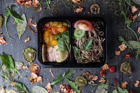 Форель с манговым рагу с рисом