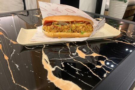 Горячий и сочный хот-дог