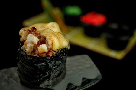 Запеченные суши с угрем