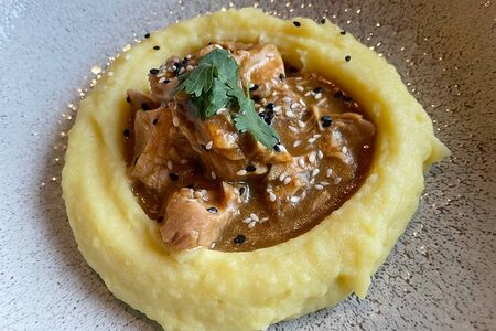 Томлёная свинина с картофельным пюре с розмарином