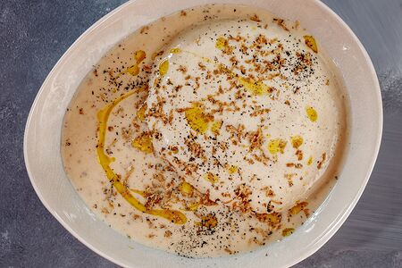 Суп из цветной капусты с муссом из пармезана и свежим чёрным трюфелем