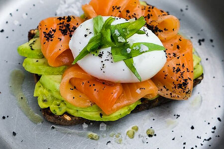 Тост с авокадо и яйцом пашот