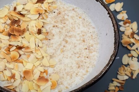 Безглютеновая овсяная каша на кокосовом молоке с миндалем