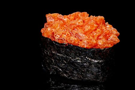 Гункан с лососем