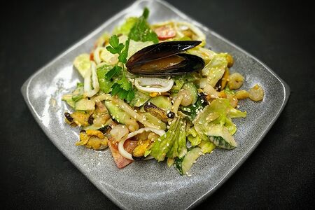 Салат Пхукет с морепродуктами