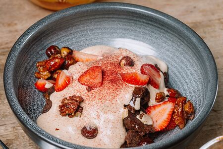 Сметанник со свежей клубникой