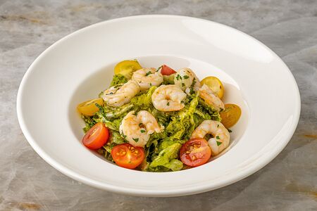 Салат с креветками и песто