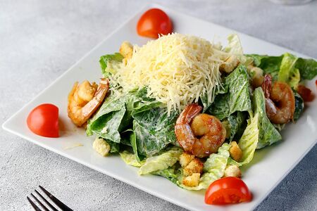 Салат Цезарь с креветками