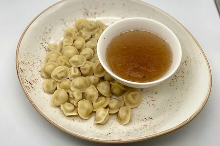 Пельмени с бульоном